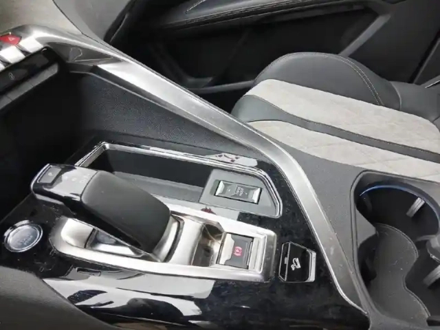 Peugeot 3008 hybrid4 300 e-eat8 gt — photo 22