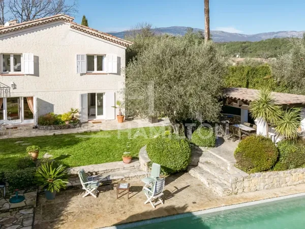 Maison de charme avec piscine à proximité de Valbonne