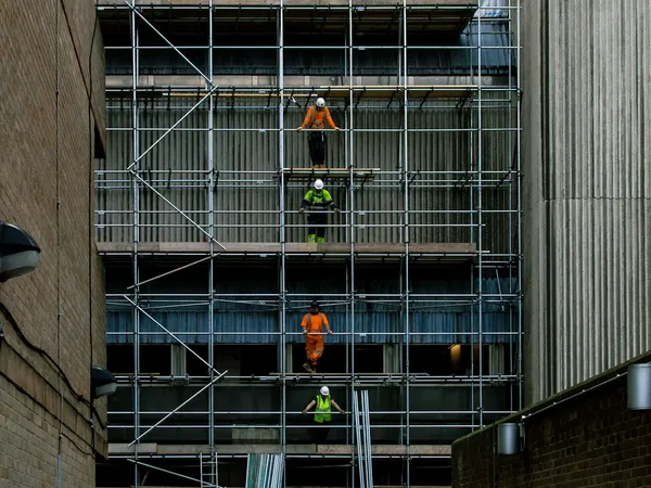 MaPrimeRénov' Copropriété 2026 : jusqu'à 45 % d'aide et 25 000 € par lot pour rénover son immeuble