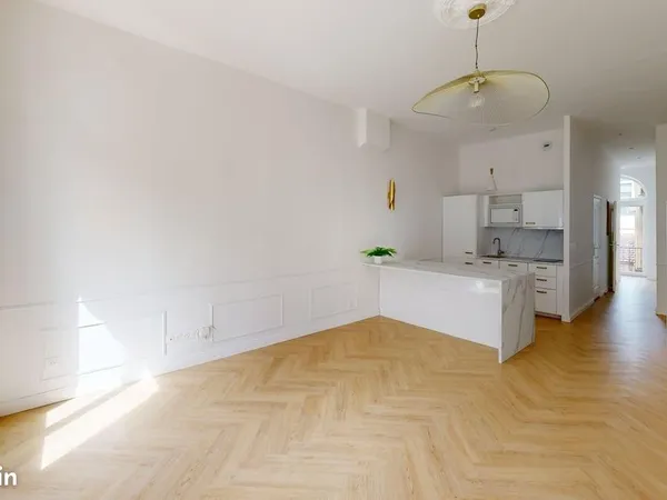 LYON 3e Villette — RUE PAUL BERT T1 bis 46,79 m² (48,11 m² habitables) — Entièrement rénové par un a