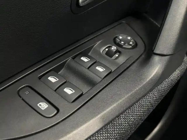 Peugeot 2008 1.2 puretech 100ch s&amp;s style — photo 10