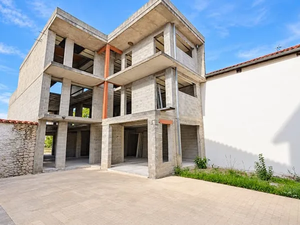 Immeuble Mont De Marsan 300 m2 avec parkings, jardin et cave.