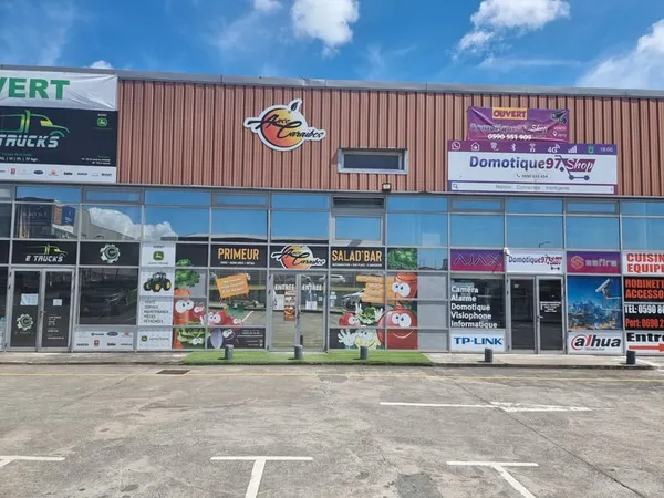 Local commercial de 132 m2 avec vitrine d'angle à Jarry Ba