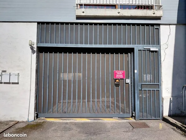 Parking sécurisé - Quartier Préfecture / Fac de Droit / accès Sud 3 et A13