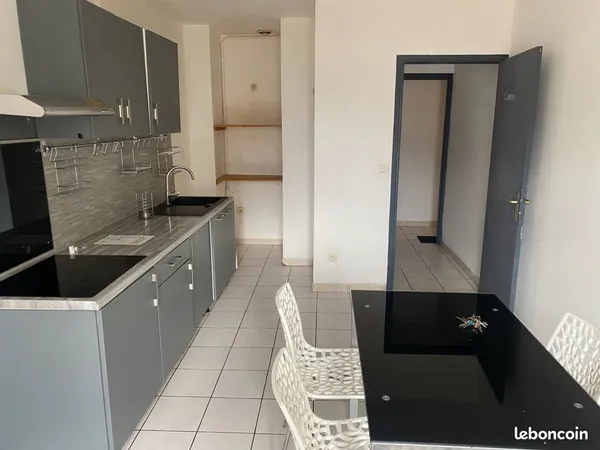 Je loue cet appartement de 4 pieces de 67 m2 situé au 4 e étage a MILLAU