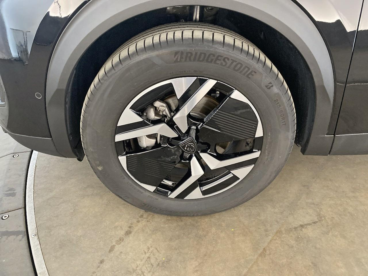 Peugeot 2008 hybrid 145 ch e-dcs6 allure — photo 11