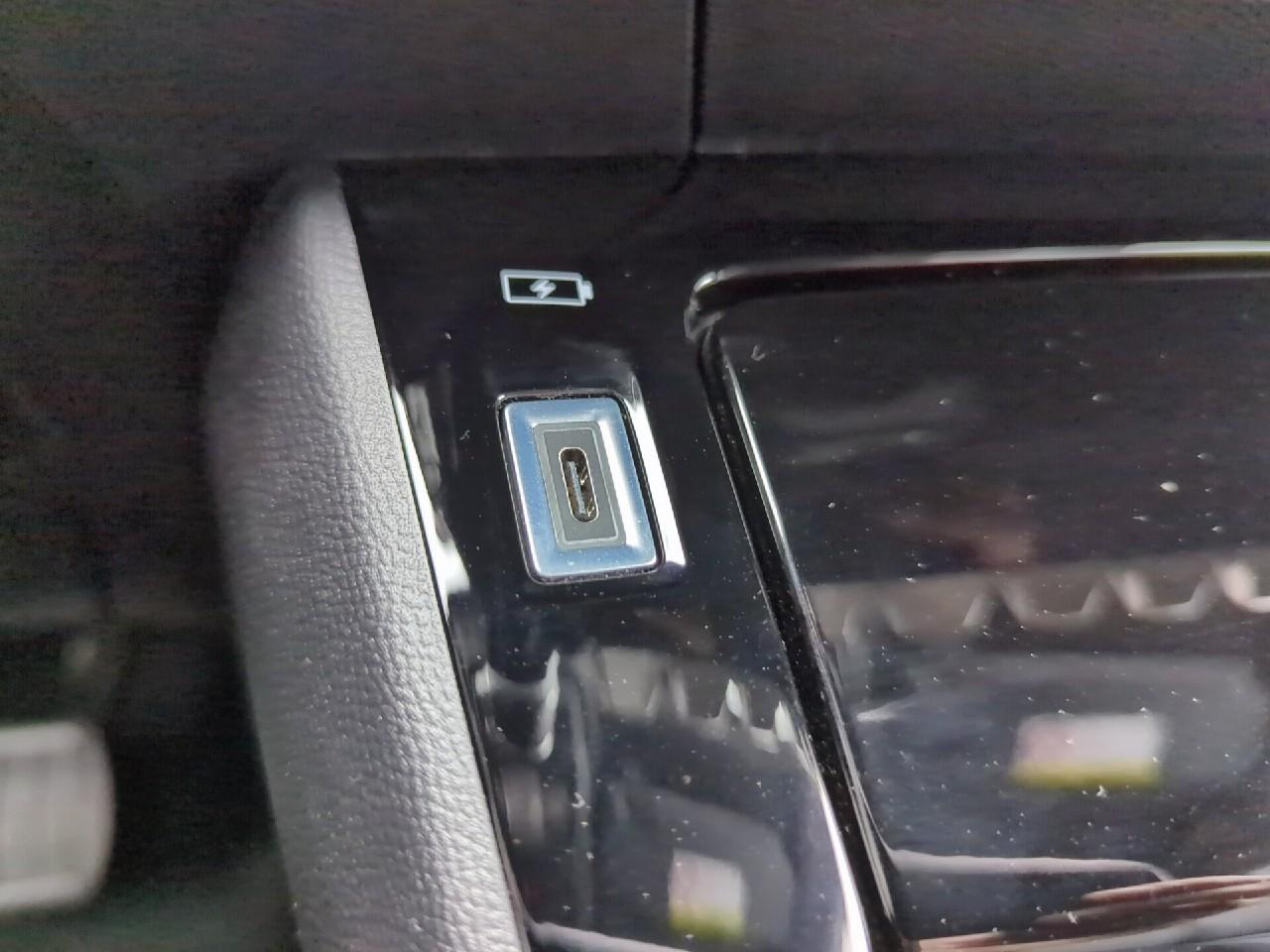 Peugeot 2008 hybrid 145 ch e-dcs6 allure — photo 25