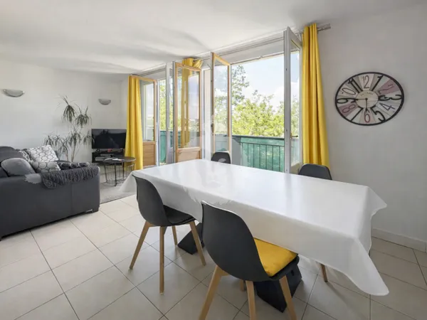 T3 DERNIER ETAGE PLACE DE MOLENES SUR COUR