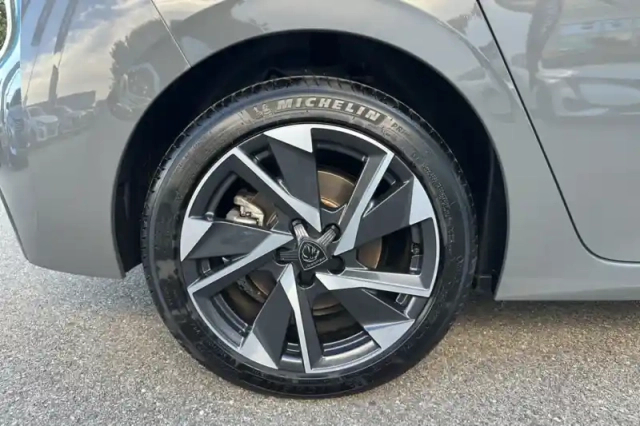 Peugeot 308 phev 180 e-eat8 — photo 31