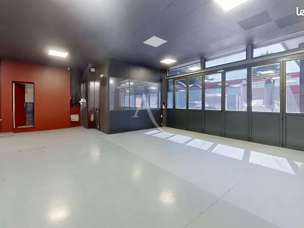Local commercial 244 m² VERRIERES LE BUISSON