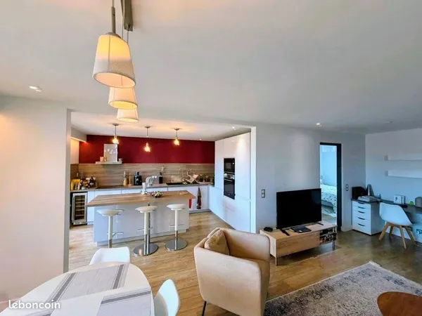 MANDELIEU-LA-NAPOULE - Superbe appartement - Grand 3 pièces de 79 m² entièrement rénové - 4ème et de