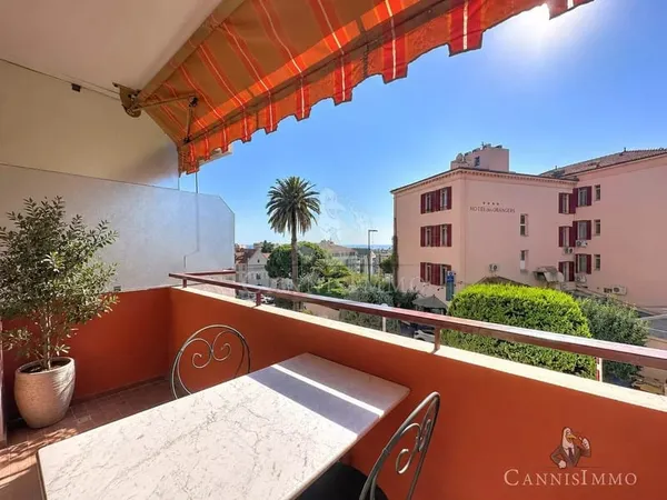 CANNES LE SUQUET - STUDIO D'ARCHITECTE VUE MER AVEC TERRASSE