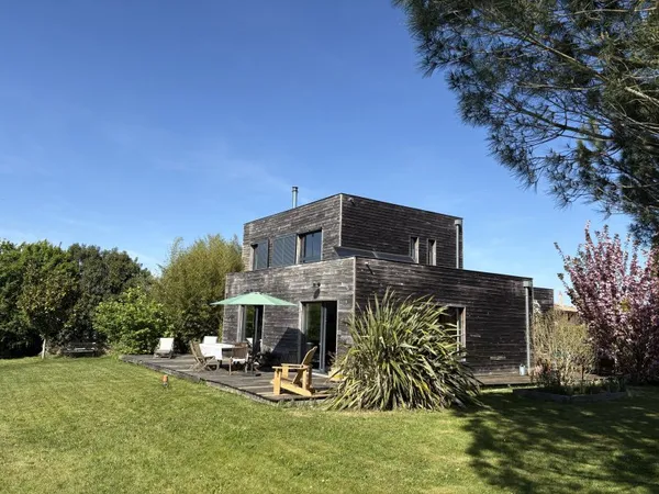 Maison contemporaine en bois BBC 130m² 4 chambres sur terrain arboré 3000m³