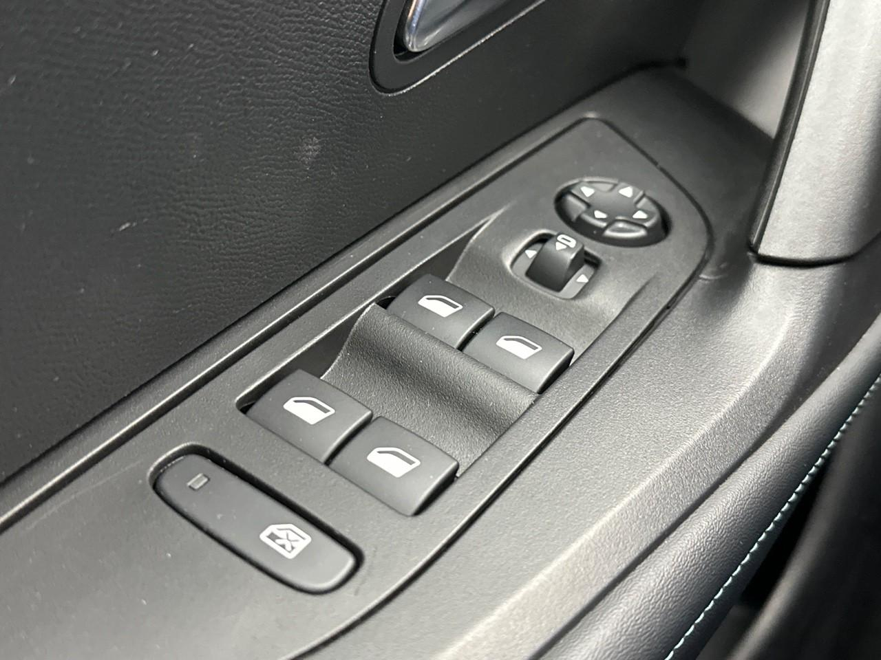 Peugeot 2008 puretech 130 s&s eat8 allure pack — photo 15