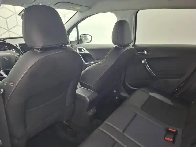 Peugeot 2008 1.2 puretech 110ch s&amp;s bvm5 — photo 33