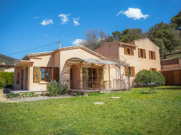 Vaugines Maison de charme en pleine campagne 170 m², double logement, piscine et horizon dégagé