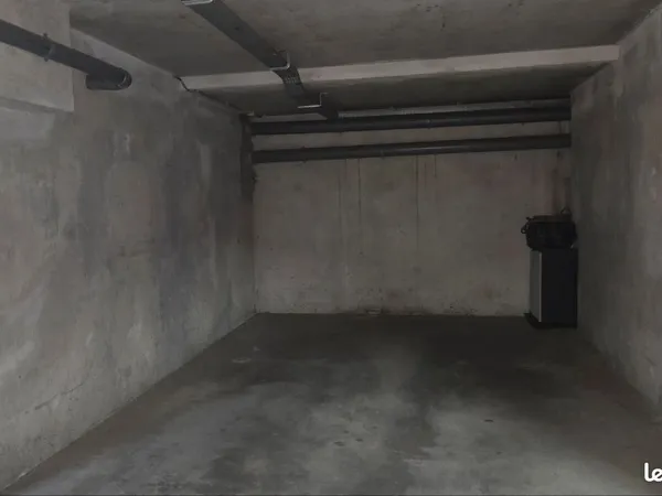 Place de parking sécurisée en sous sol