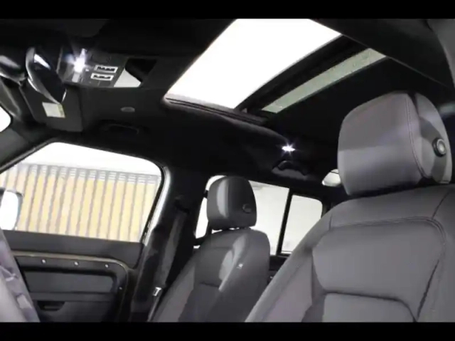 Land Rover Defender 110 2.0 p300e phev x-dynamic se — photo 31