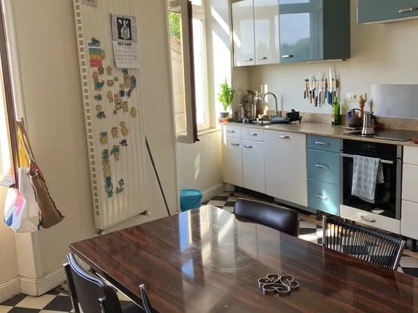 Appartement 144 m² dans immeuble ancien avec jardin, cave et grenier