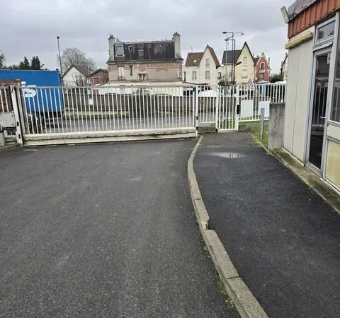 A saisir local d'activite / entrepôt