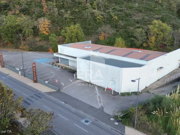 Local commercial 673 m²