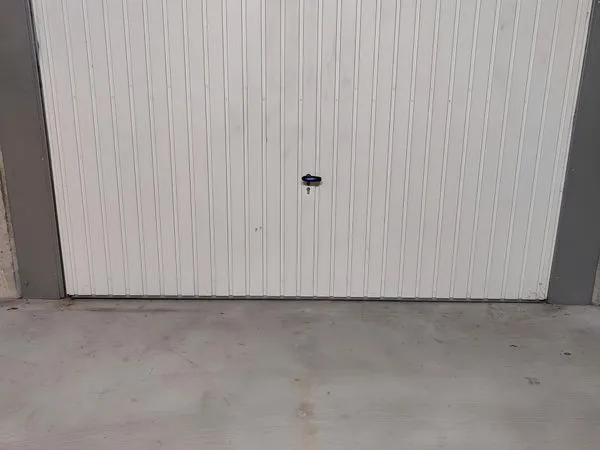 Box Souterrain Fermé De Stockage ou Parking