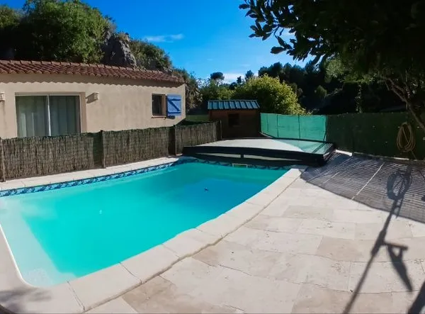 Secteur les bellons t3, studio, piscine sur 2400m2 terrain