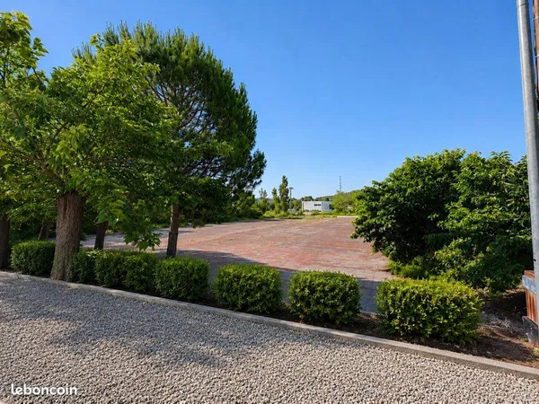 Opportunité rare-terrain, 2500 m² pour activité sportive