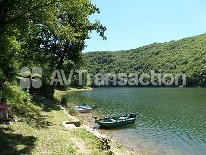 Cantal : Camping de charme ** au bord d'un lac  30 emplacements
