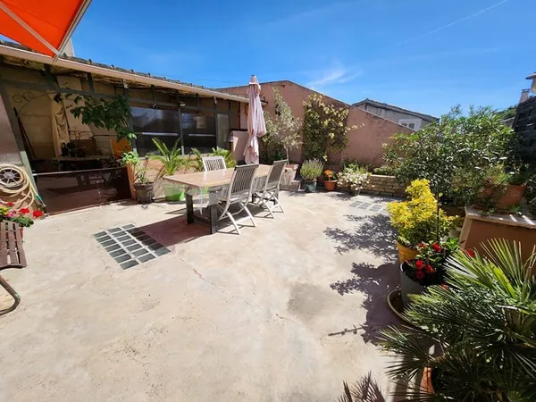 EXCLUSIVITE A SAINT SATURNIN LES AVIGNON - COEUR DE VILLAGE - CHARMANTE MAISON AVEC GRANDE TERRASSE 