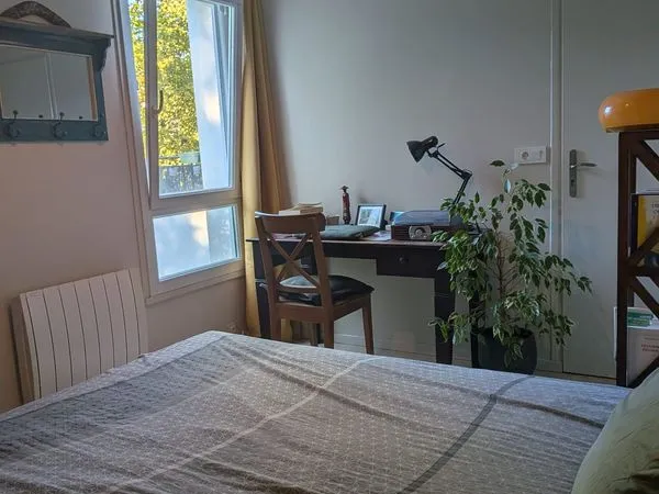 GRANDE CHAMBRE DANS COLOCATION A 2 • Terrasse • Parking • 585 + 115 TOUT COMPRIS