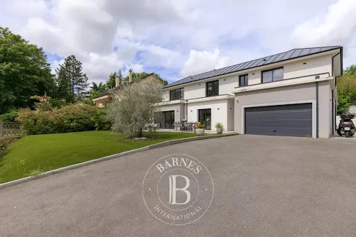 Maison 8 pièces 235 m²