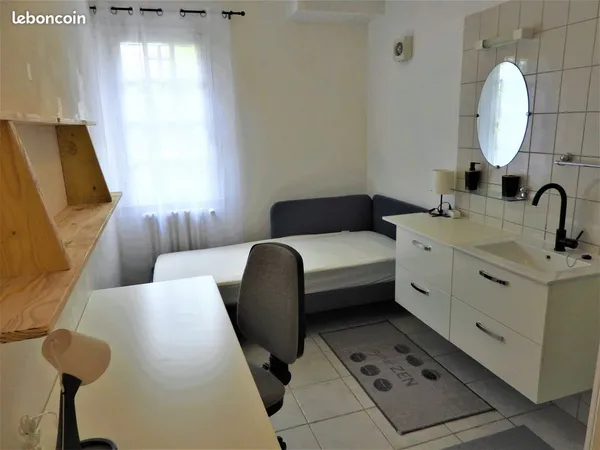 Chambre meublée au calme dans une maison en colocation avec jardin