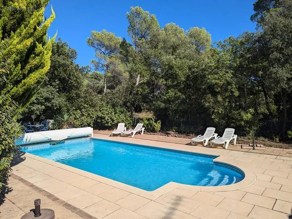 SILLANS LA CASCADE maison avec dépendance de 175 m² avec piscine et jacuzzi