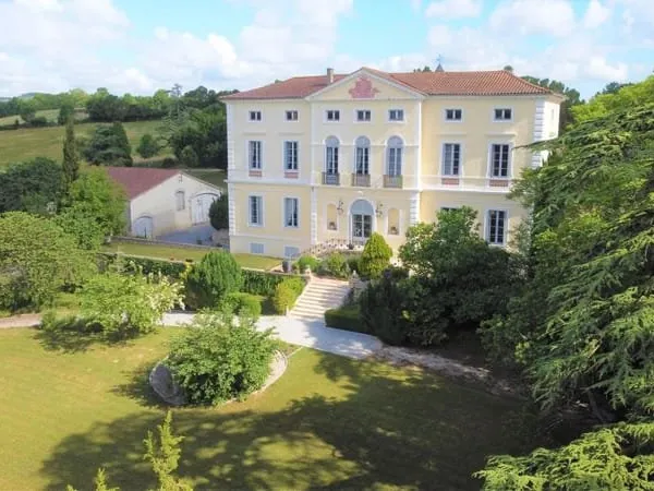 Magnifique château du 16ème siècle avec sa chapelle dans un parc de plus de 2 hectares