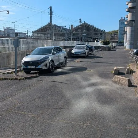 Place de parking couverte et sécurisée - Au pied de la Gare de Tours