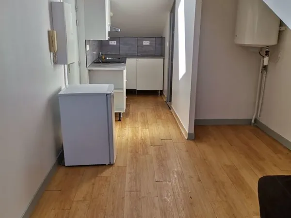 GUERET centre studio dans petite résidence calme.