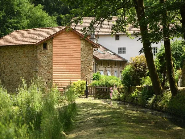 Moulin 1750 rénové avec droit d'eau et sources, sur 36778m² de jardin, prés et foret