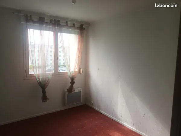Chambre chez l'habitant (grand appartement)