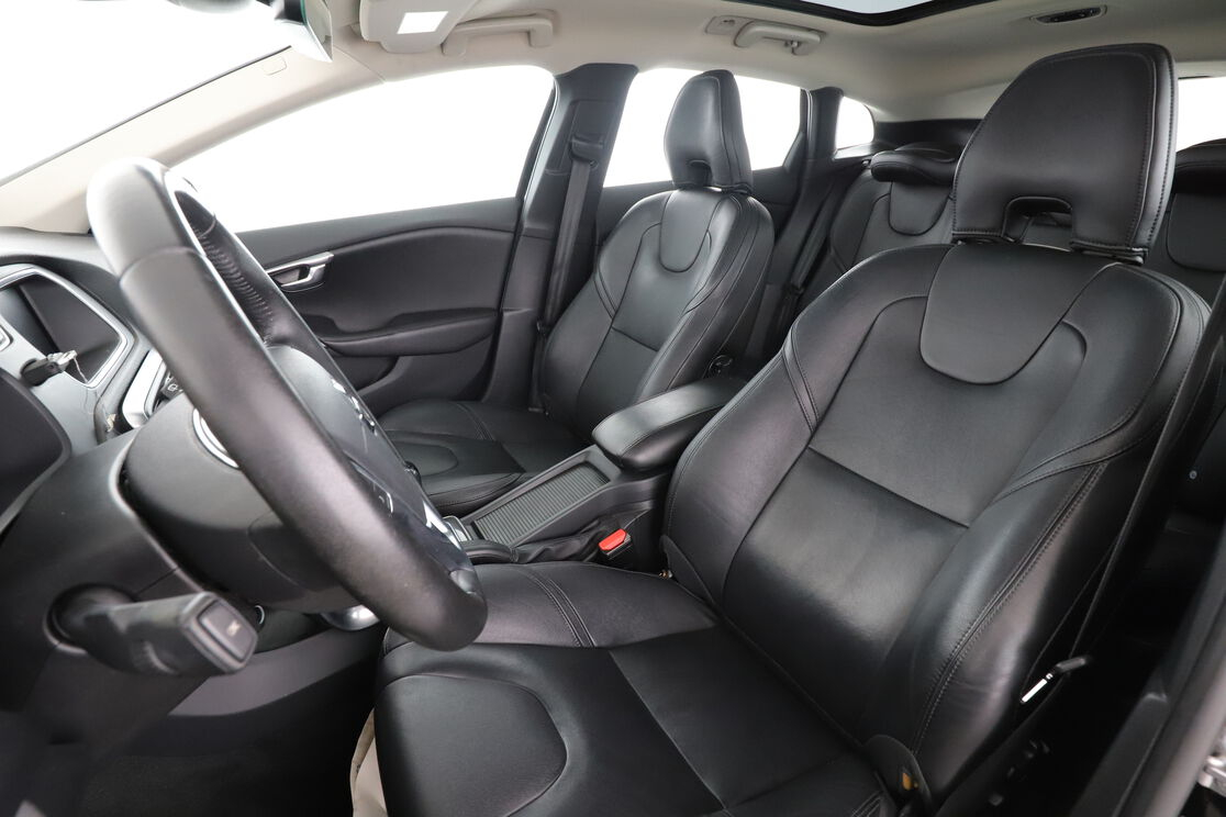 Volvo V40 2.0 T2 Signature Edition — photo 9