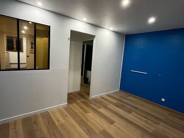 Local commercial , bureau