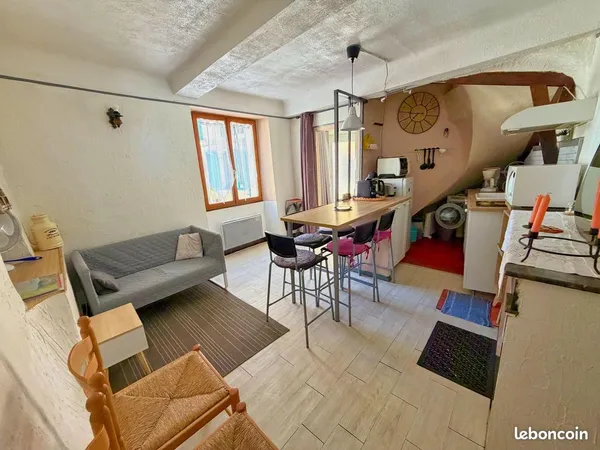 CORRENS - MAISON DE VILLAGE MEUBLÉE - 65 m² HABITABLES / 85 m² UTILES - 3 CHAMBRES - CAVE - IDÉAL IN