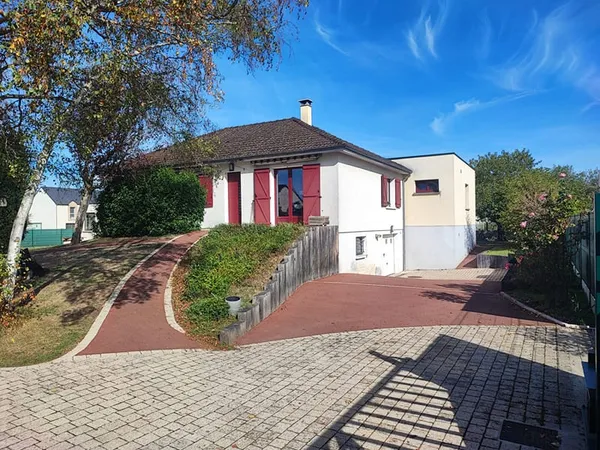 Bourg de CHECY maison 6 pièces - dépendance de 100 m² et terrain de 1673 m²
