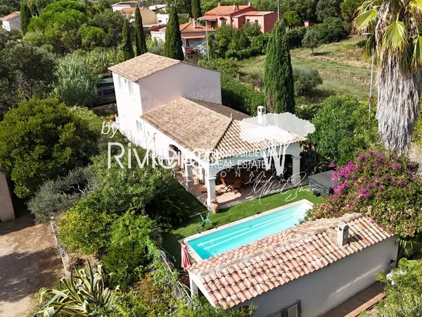 Villa avec piscine et terrain plat !