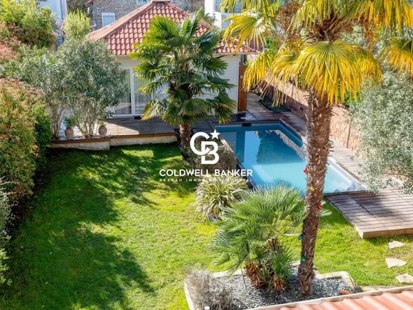 Maison 8 pièces, 5 chambres avec piscine et dépendance