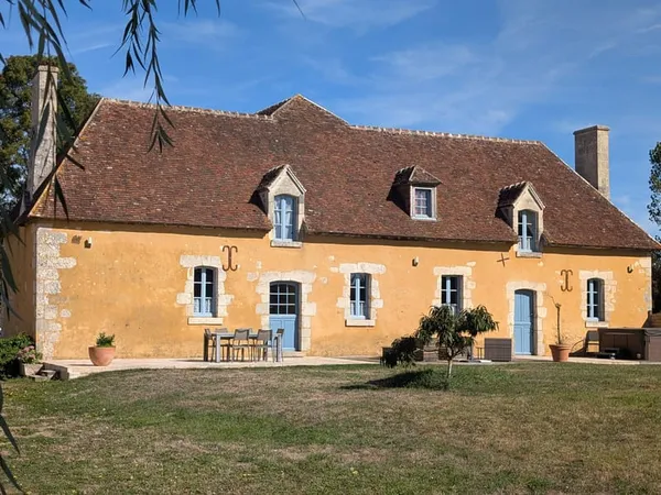 Cour Maugis sur Huisne, ancien logis du XVII ème avec ses co