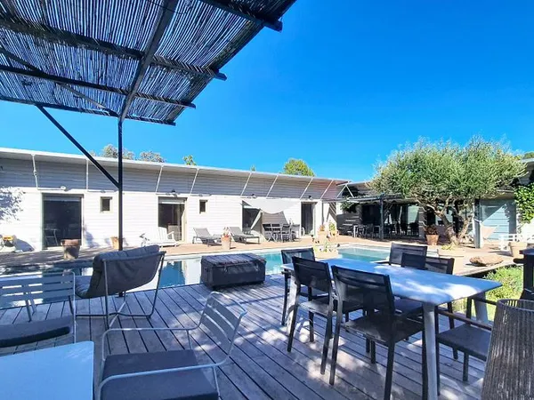 A quelques minutes de SOMMIERES Magnifique villa contempora