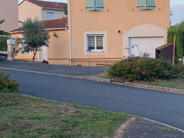 Idéal investisseur Maison de 2001 T4 avec garage et jardin Cholet sud square d'Imola vendue occupée
