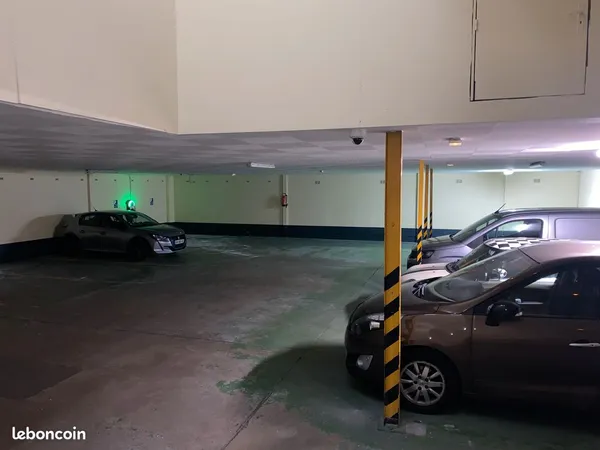 CENTRE VILLE LE HAVRE PLUSIEURS PLACES DE PARKING COUVERT ET GRANDE REMISE DE 100m2