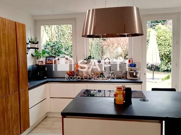 Studio 8 pièces 269 m²